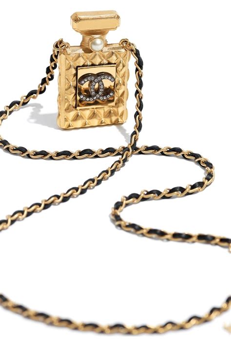 Chanel: la collana a forma di N°5 della collezione .